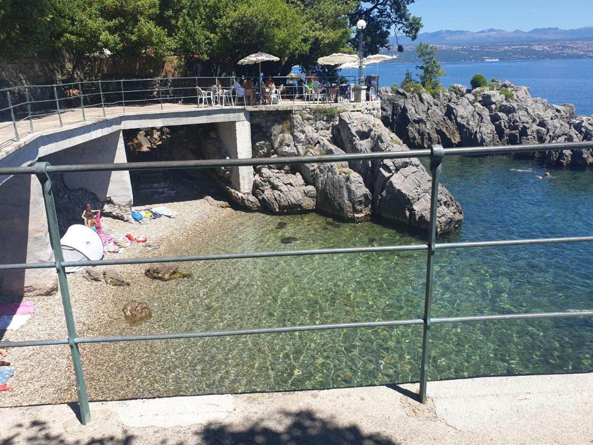 Apartment With Direct Sea View, Free Parking And Close To Beaches And Promenade Lovran Exteriör bild